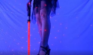 LindaLush Porno Video: Nachts nehme ich mein Lichtschwert heraus