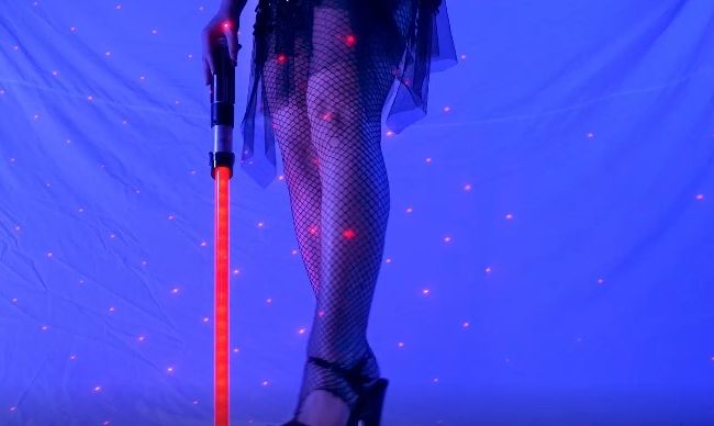 LindaLush Porno Video: Nachts nehme ich mein Lichtschwert heraus